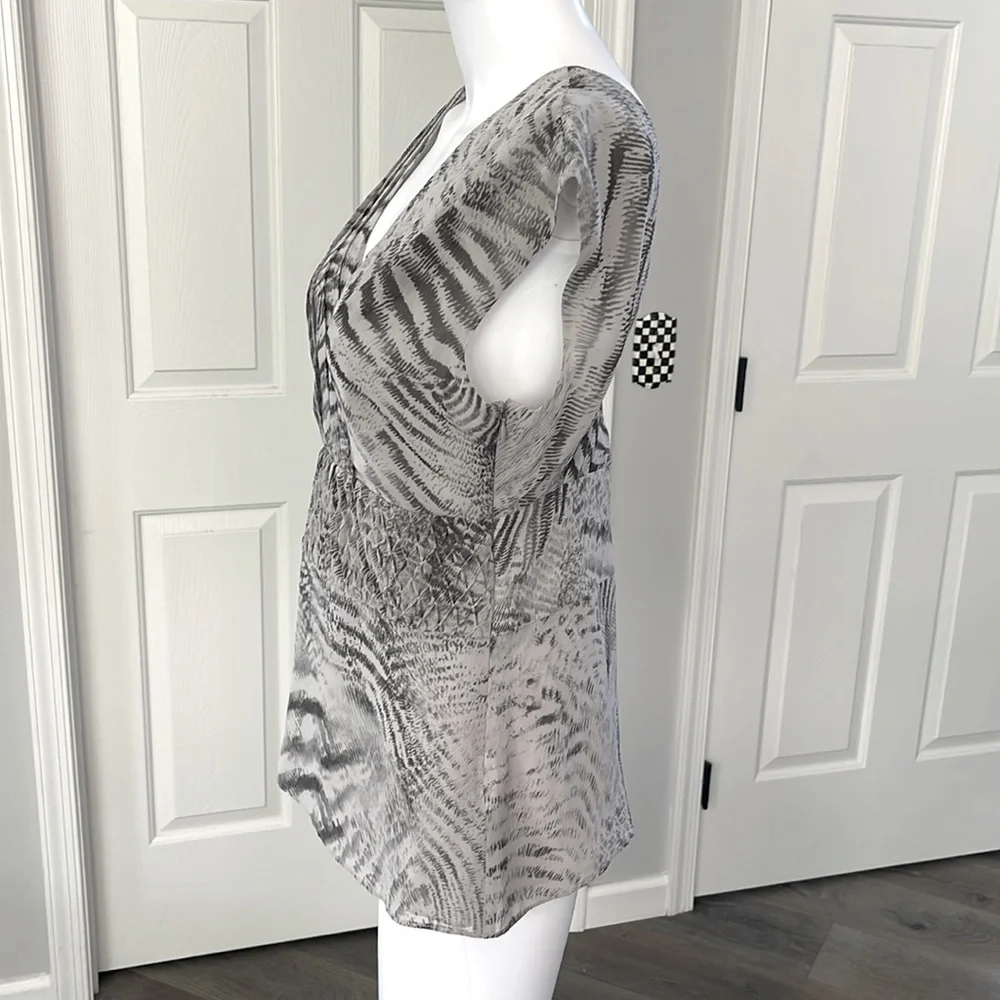 Banana Republic Animal Print Gray Lined Sleeveless VNeck& Back Side Zip Blouse 4 - Picture 4 of 10